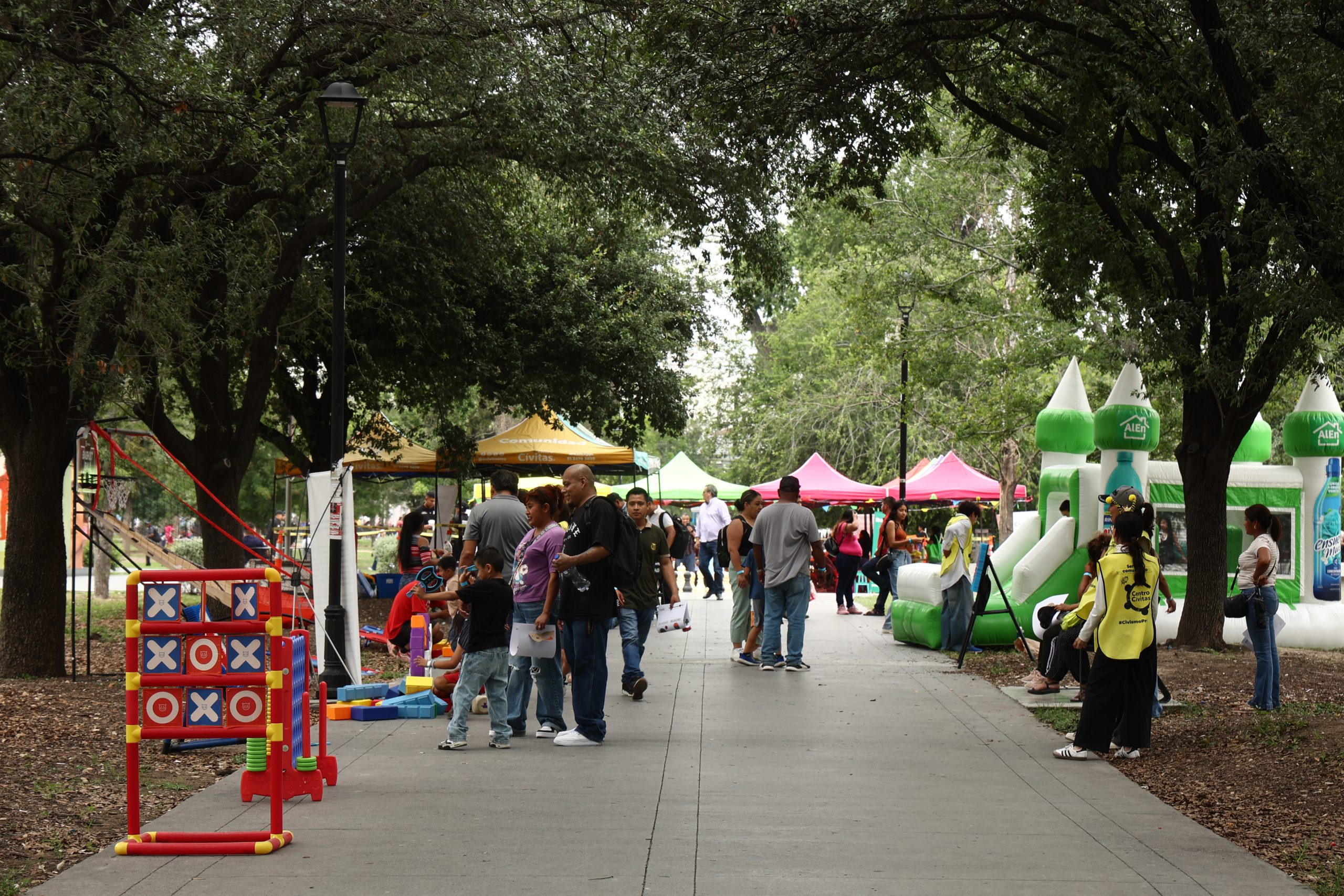 Familias paseando en la Alameda de Monterrey, como en los domingos de los años cincuenta