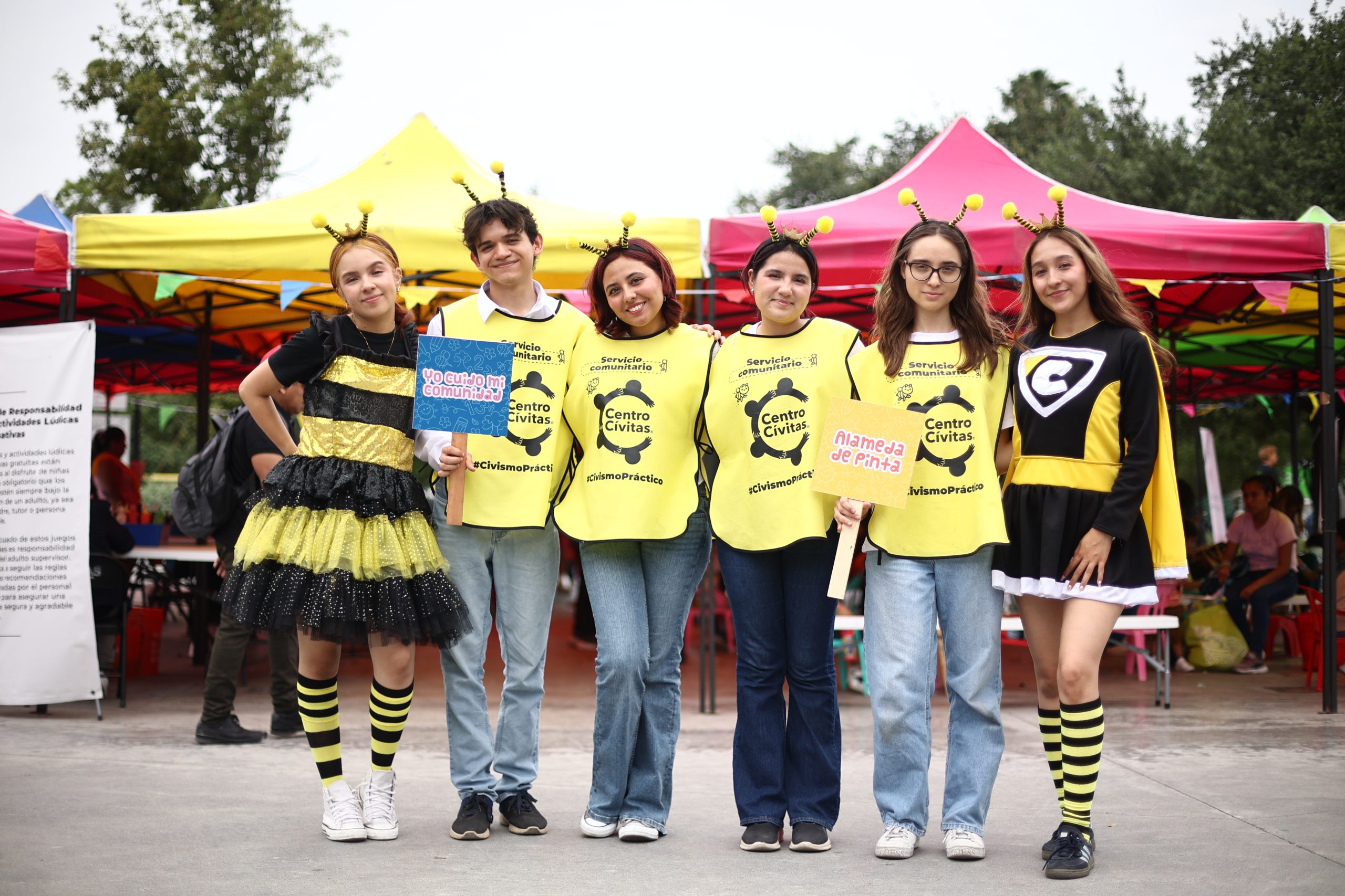 Jóvenes voluntarios del festival Alameda de Pinta organizando actividades para niños