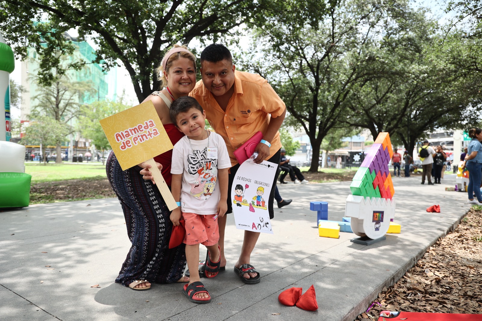Familias disfrutando de Alameda de Pinta en la Alameda Mariano Escobedo de Monterrey